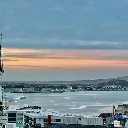 Fabulous City&Harbor Views 2 Bedroom Apartment